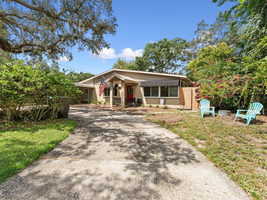 Photo of 12510 Noreast Lake Drive, Tampa, FL 33612 (MLS # TB8431629)