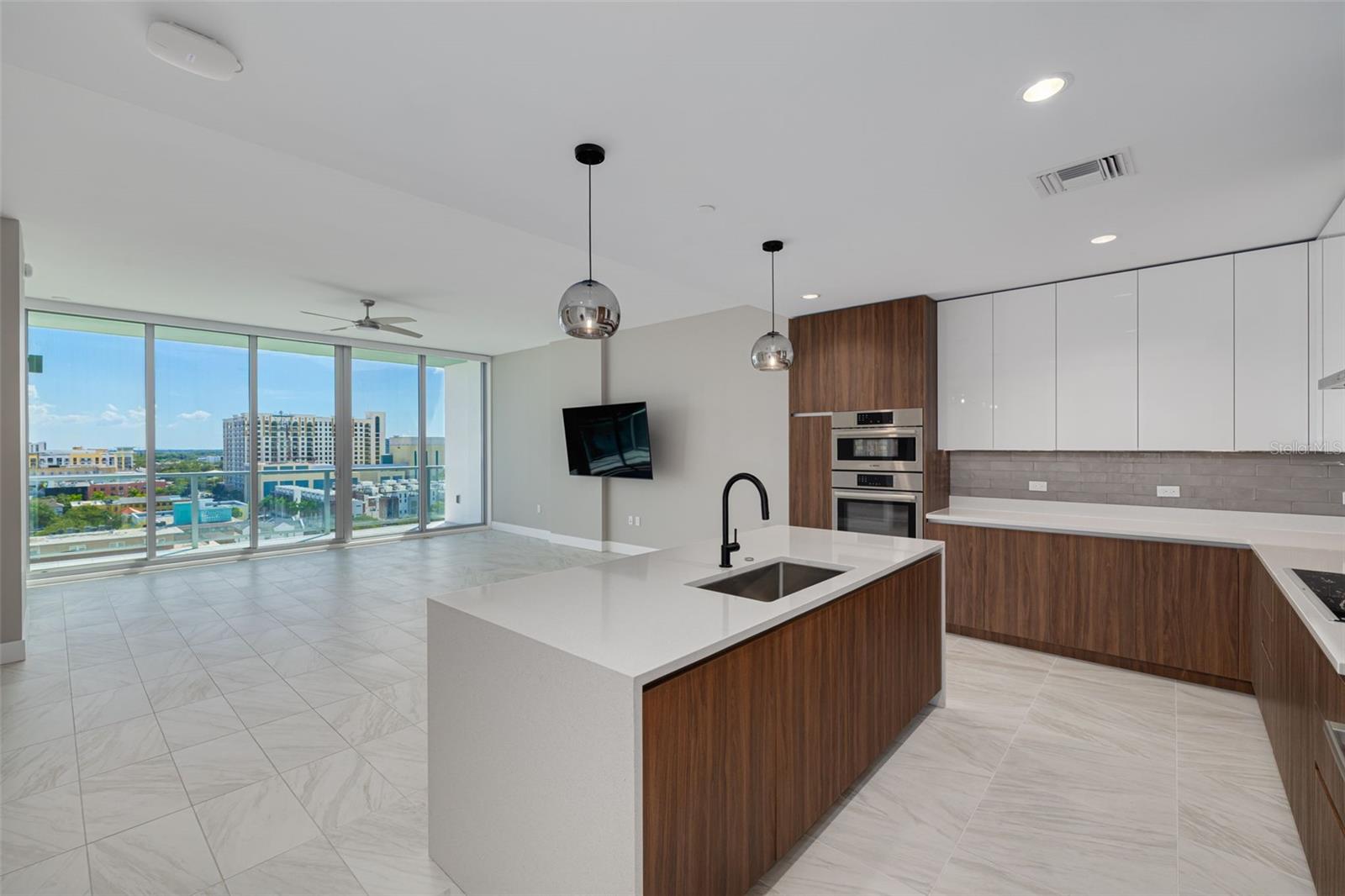 REFLECTION CONDO - Residential