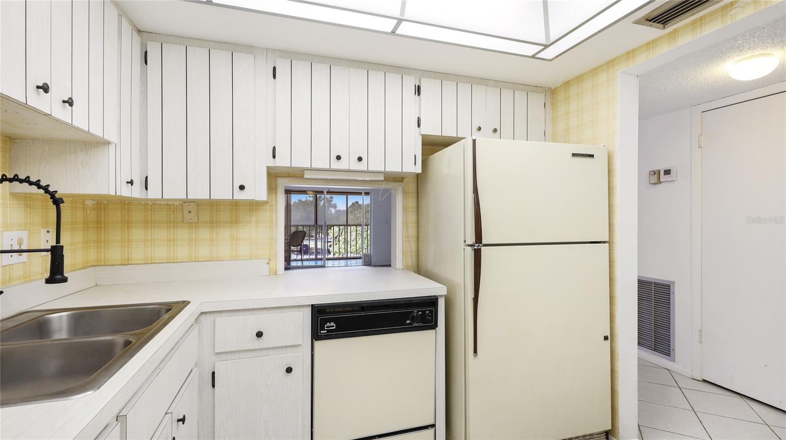 GLEN OAKS GARDEN APTS 2 - Residential Lease