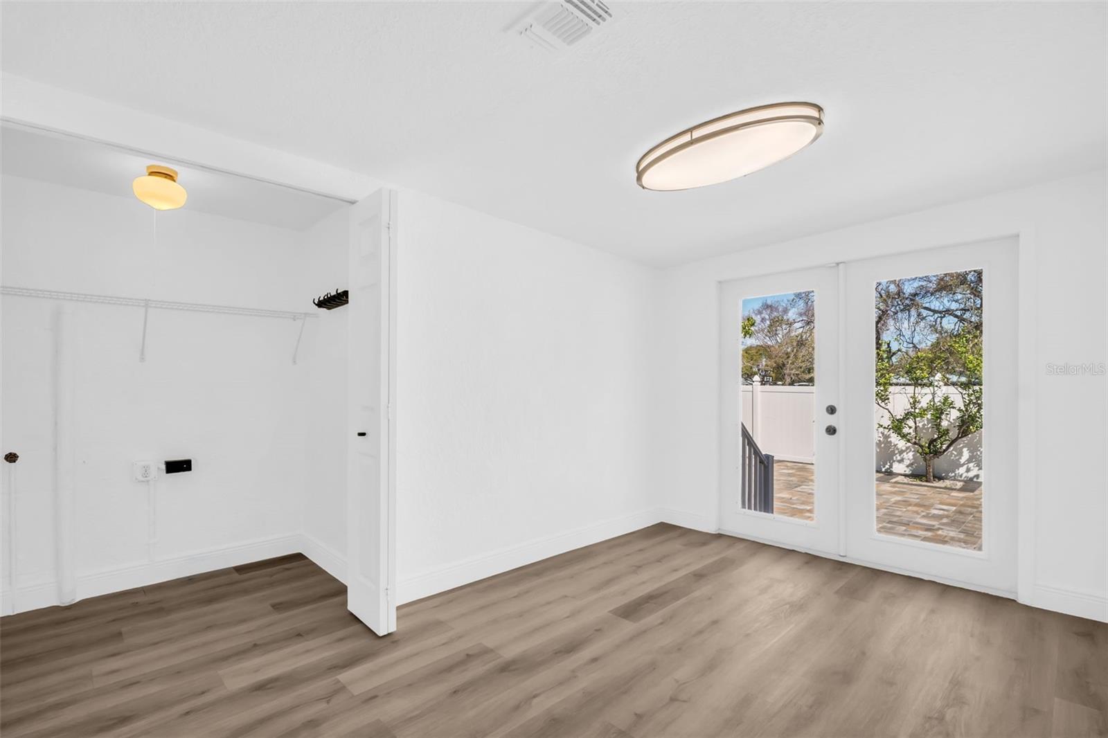 SIRMONS GROVES - Residential