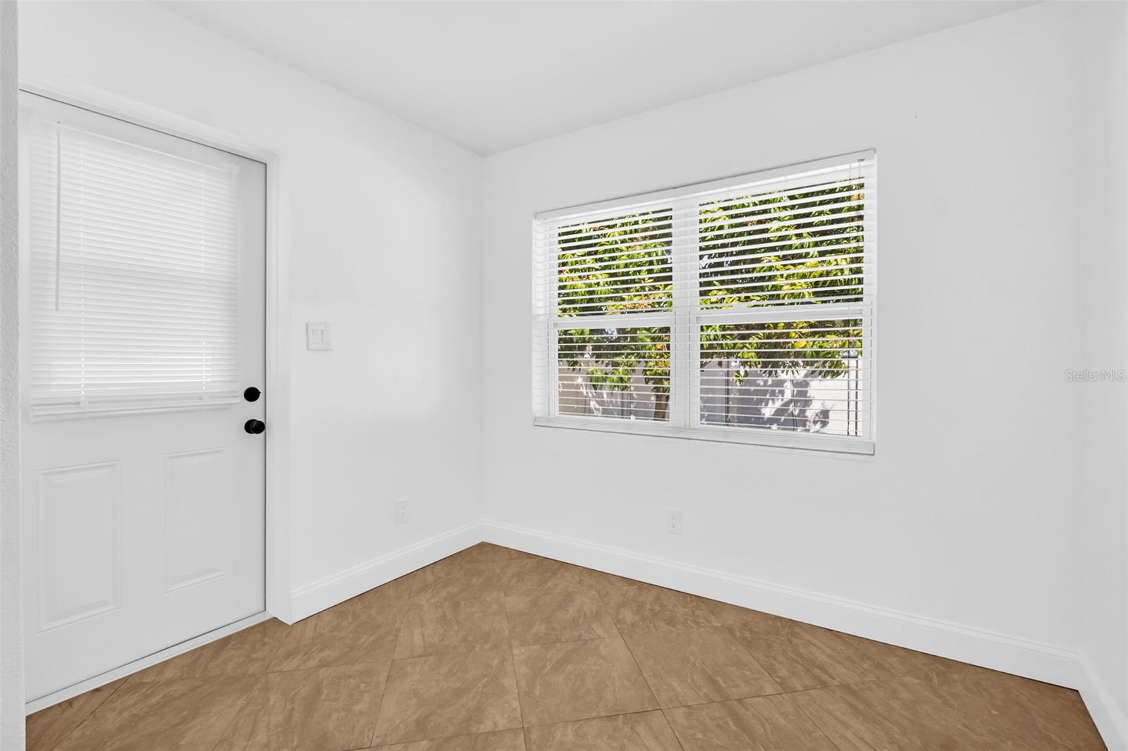 SIRMONS GROVES - Residential