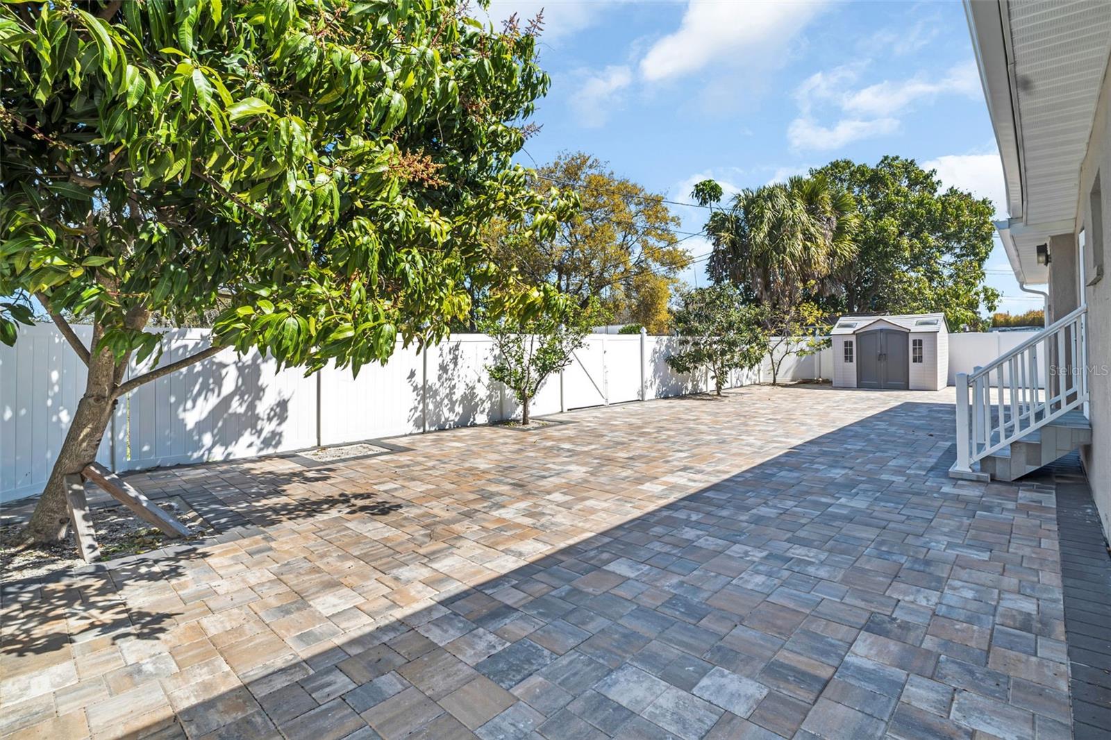 SIRMONS GROVES - Residential