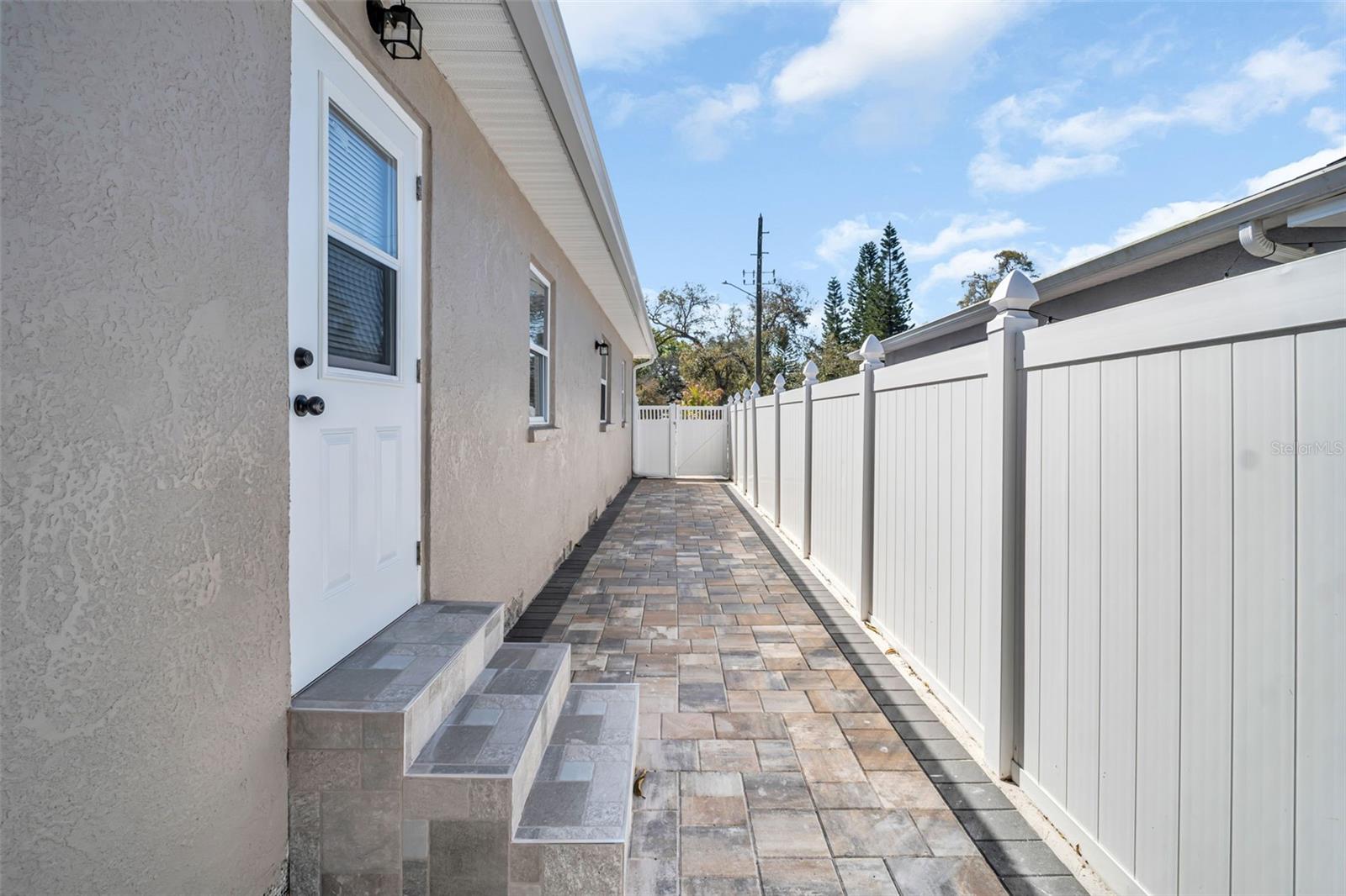 SIRMONS GROVES - Residential