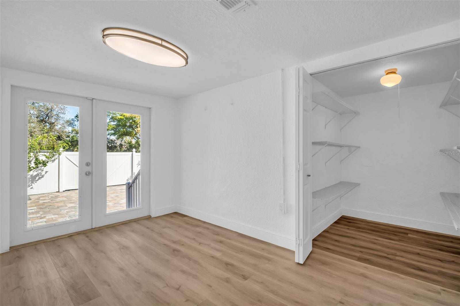 SIRMONS GROVES - Residential