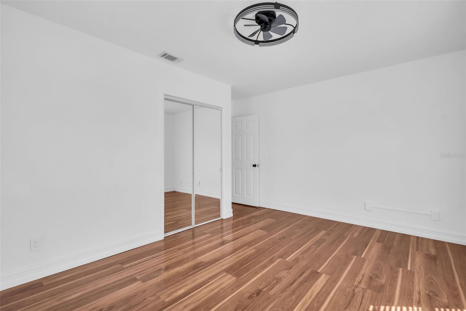 SIRMONS GROVES - Residential