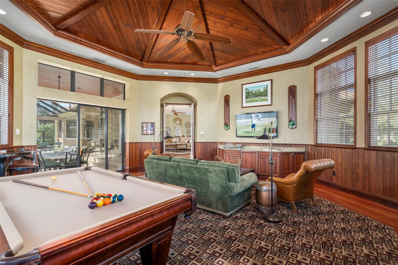 FOUNDERS CLUB - Residential