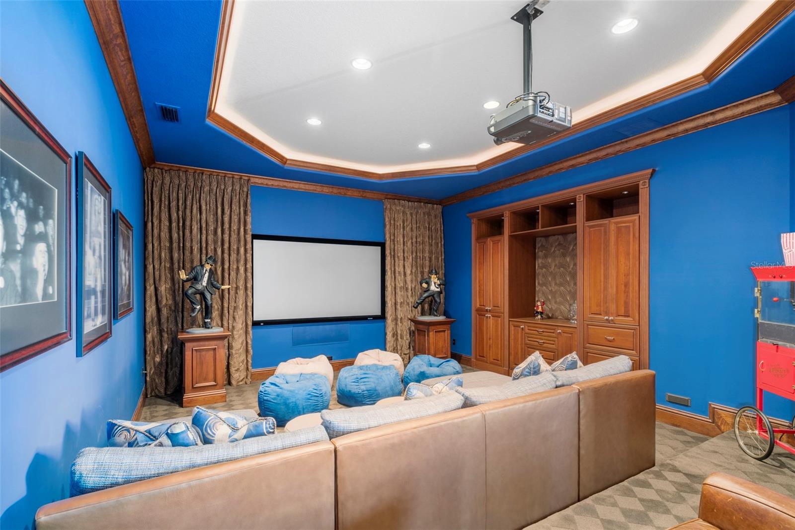 FOUNDERS CLUB - Residential