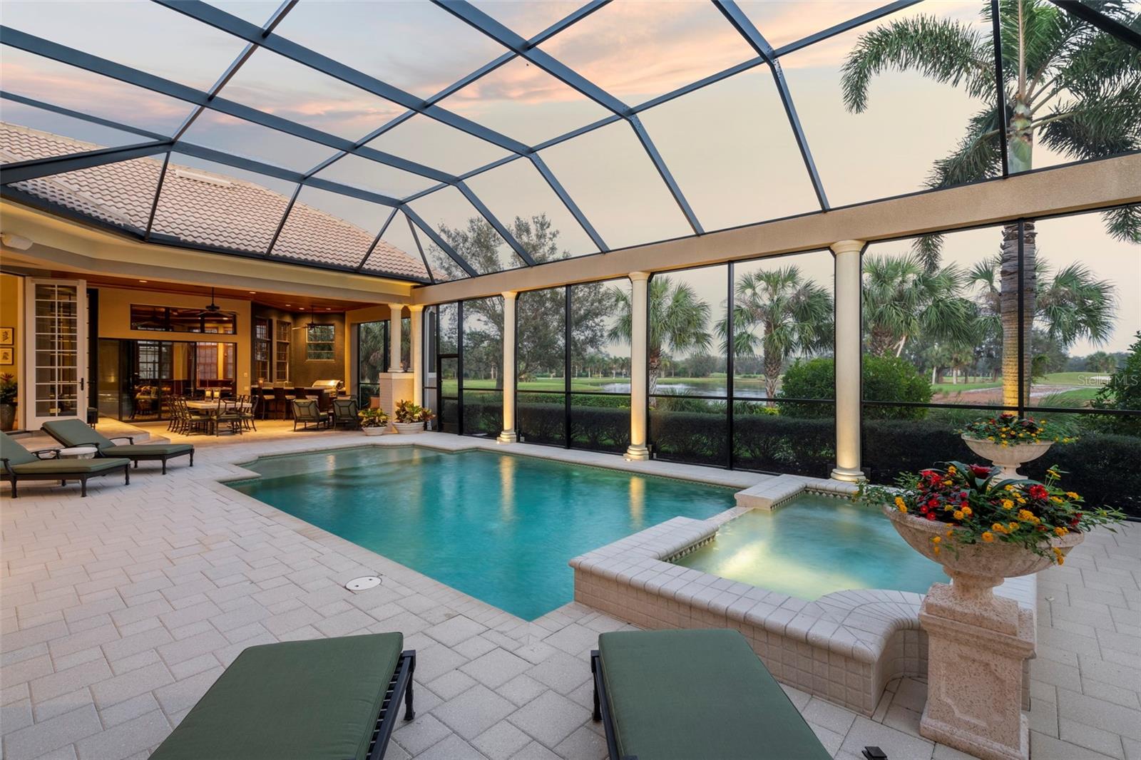 FOUNDERS CLUB - Residential