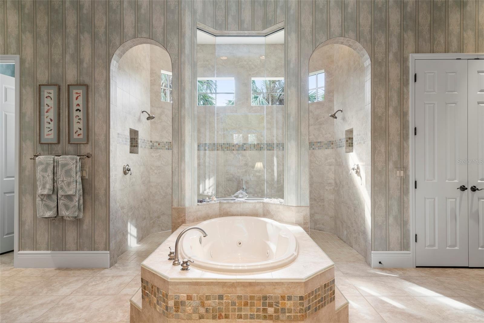 FOUNDERS CLUB - Residential