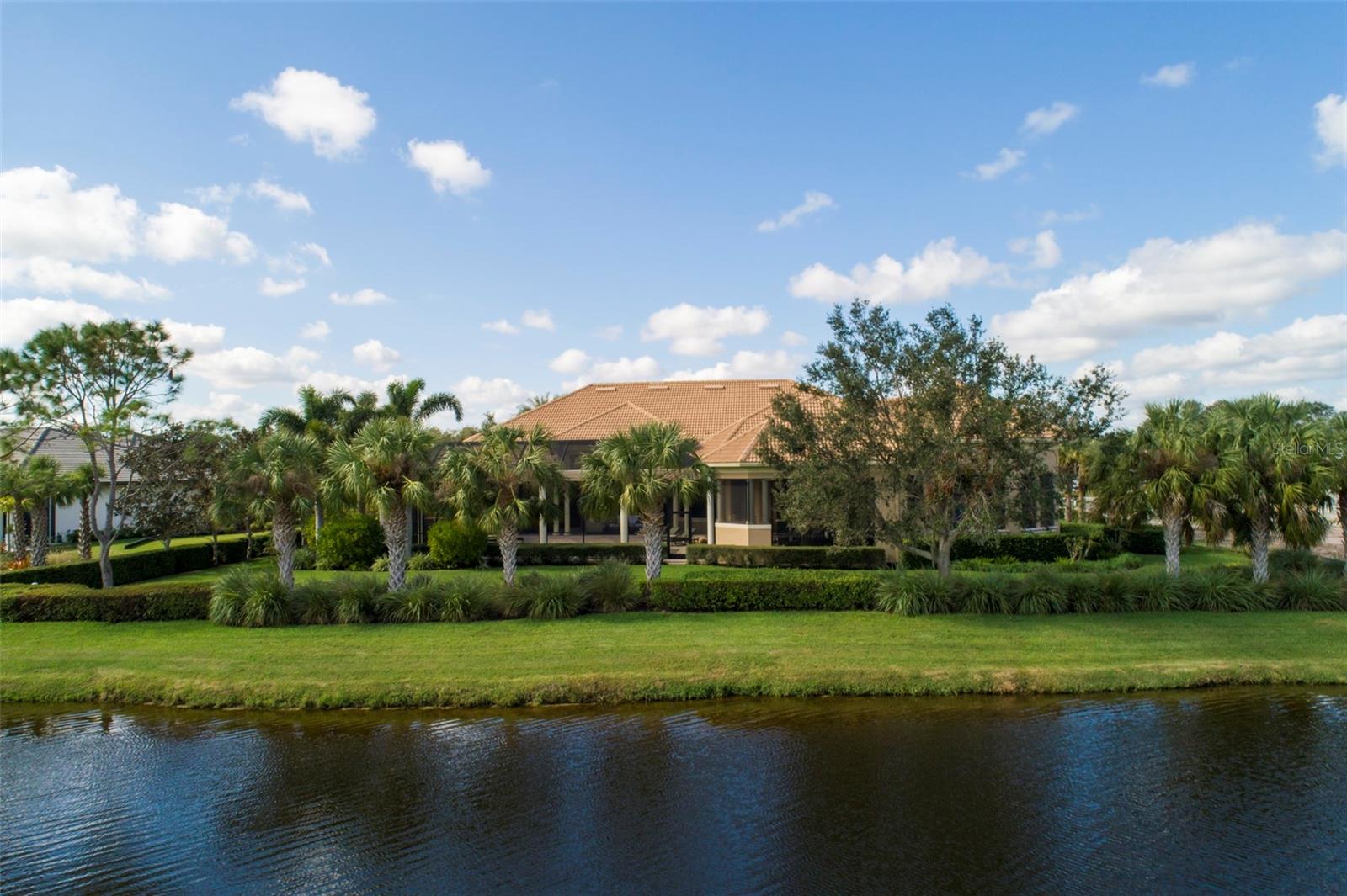 FOUNDERS CLUB - Residential