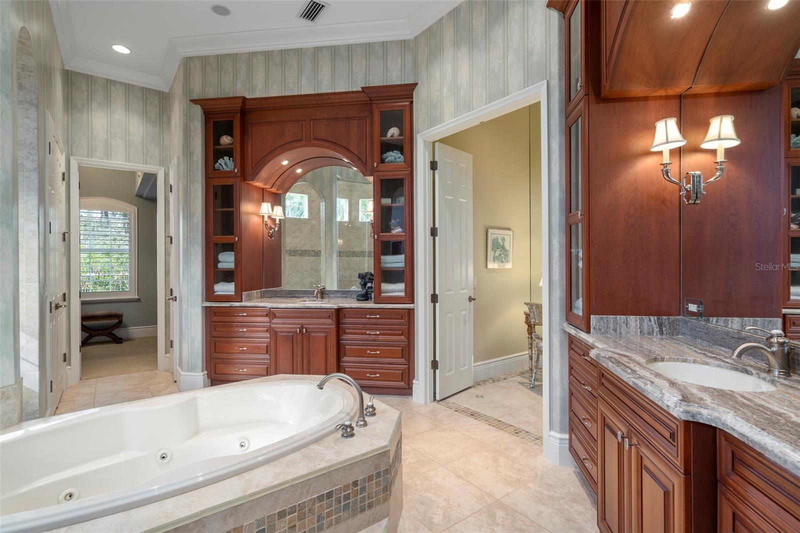 FOUNDERS CLUB - Residential