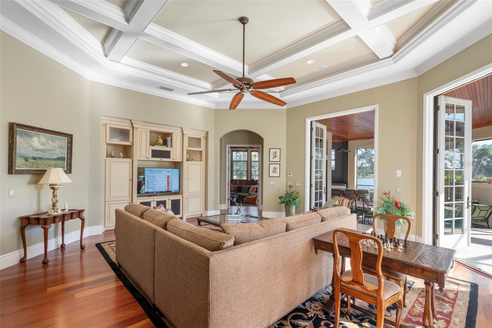 FOUNDERS CLUB - Residential