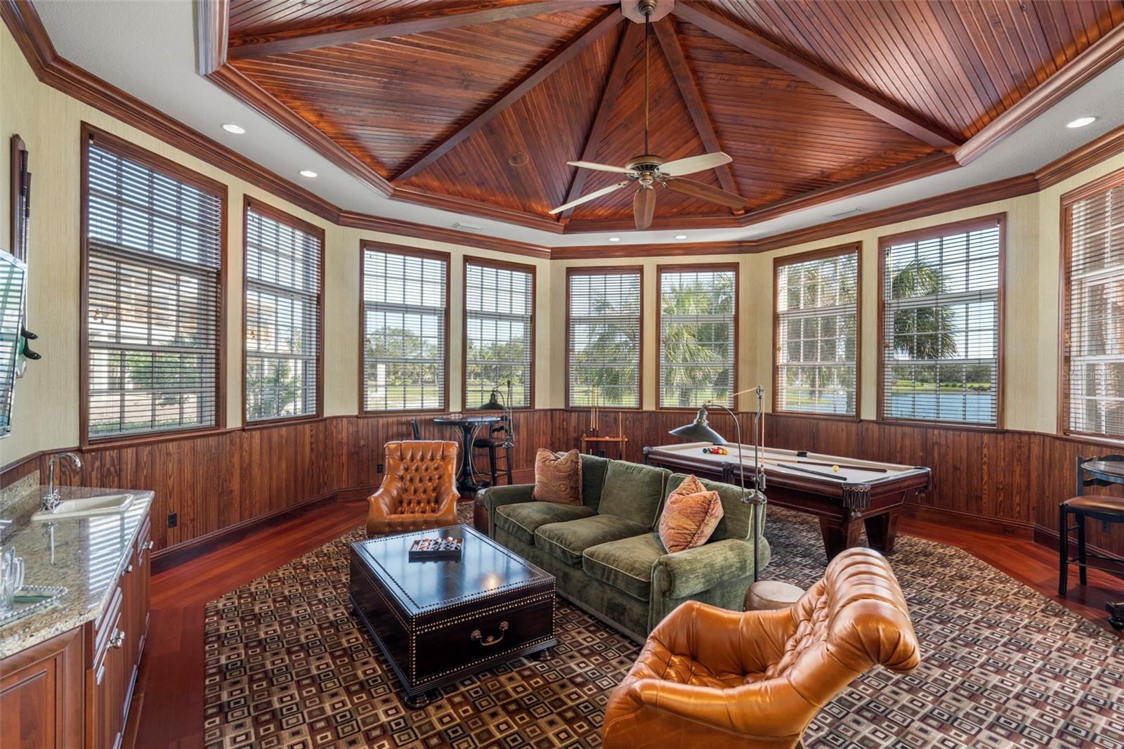 FOUNDERS CLUB - Residential