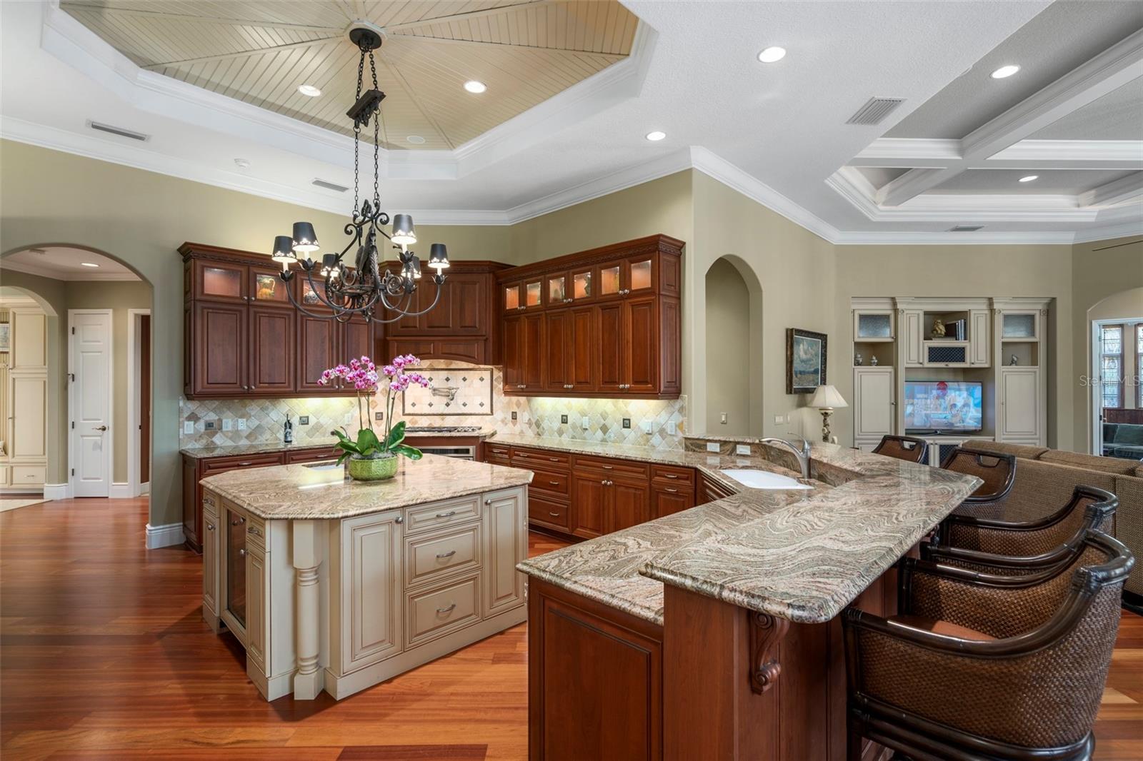 FOUNDERS CLUB - Residential