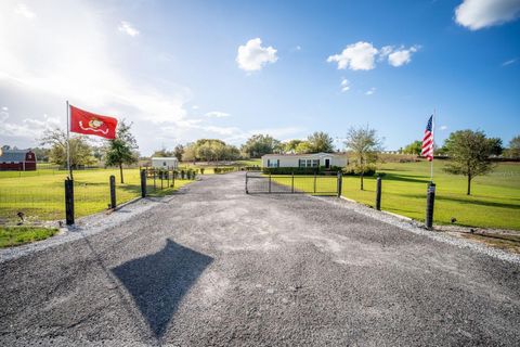 Photo of 8013 Sergeant Pepper Dr, Howey In The Hills, FL 34737 (MLS # G5109144)