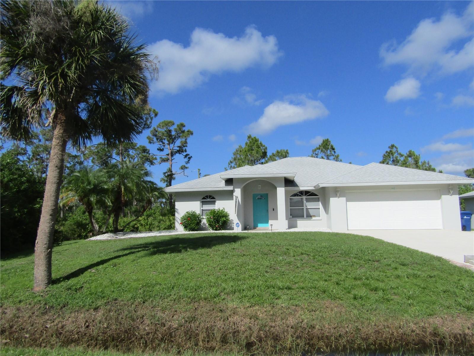 Beautiful 3 Bedroom, 2 bath, 2 car garage Pool home, located in the north end of North Port, close to Wellen Park, Englewood and Venice Beaches. Gorgeous large kitchen with Island and dining area. Lanai has a beautiful pool and large bar with seating. Great for a family or anyone looking for a roomy , updated comfortable home .
No smoking or vaping on property.
Small pet considered with Pet Fee and Deposit
Seasonally $6000 mo