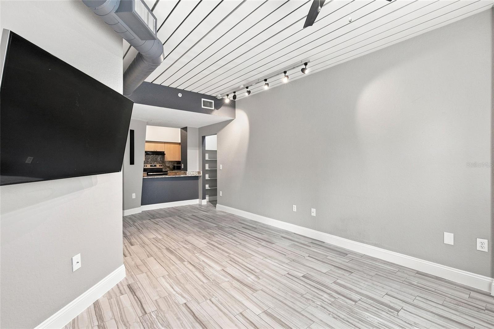 2410 W AZEELE STREET 216