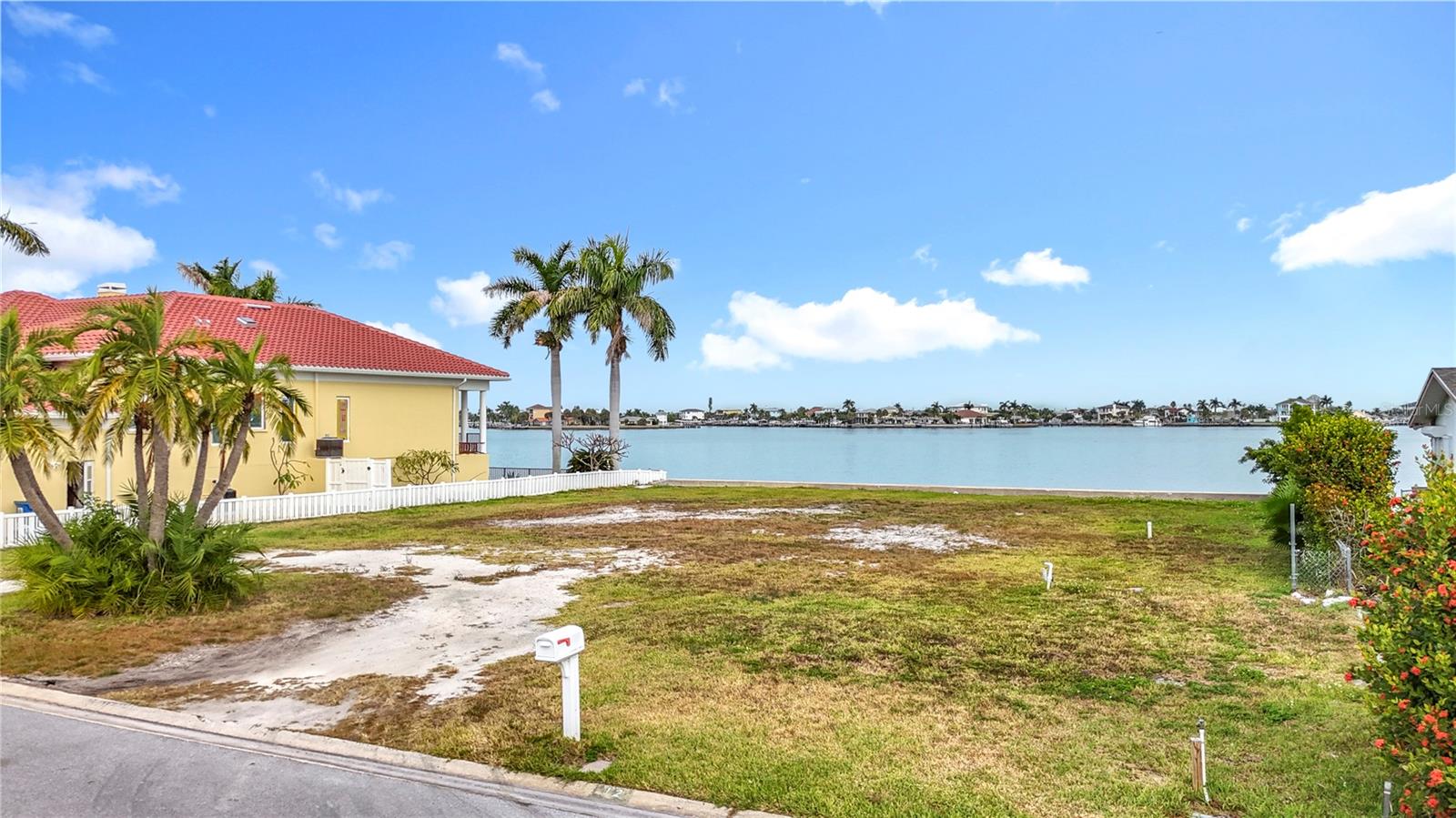 PARADISE ISLAND - Land