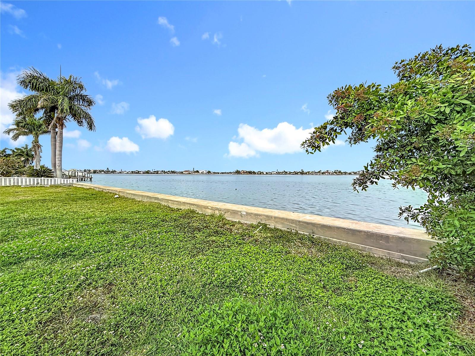 PARADISE ISLAND - Land