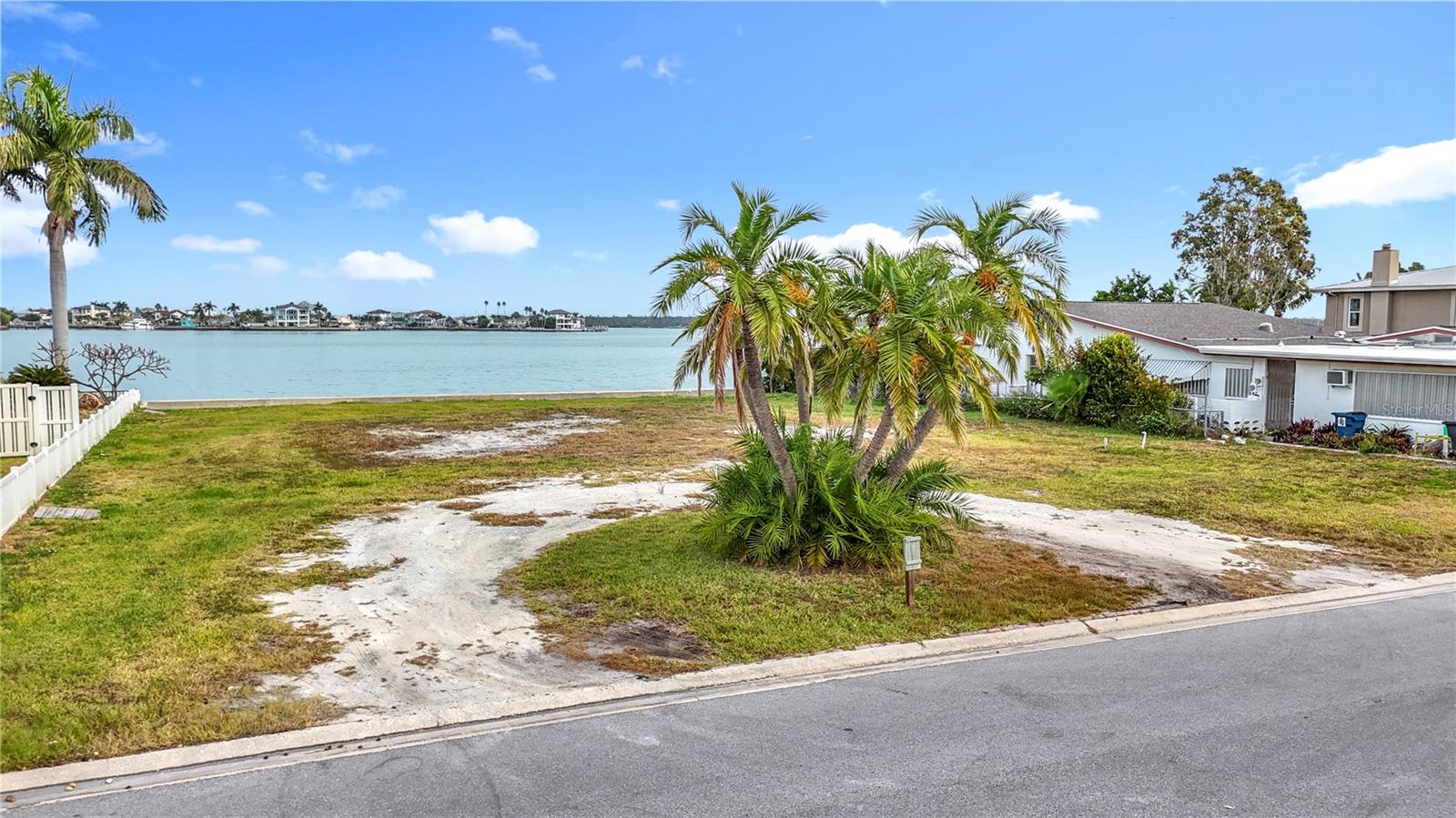 PARADISE ISLAND - Land