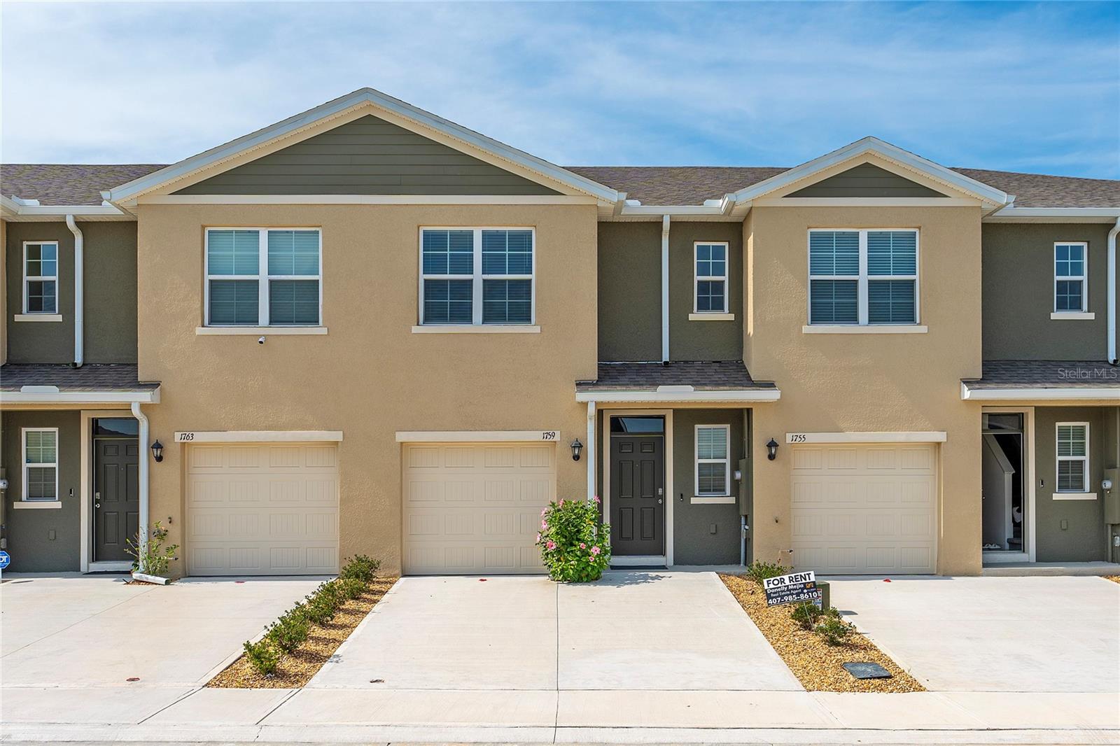 Beautiful and spacious 3-bedroom, 2.5-bath townhouse located in the well-known Brentwood community in Davenport. Just 5 minutes from Posner Park and close to gas stations, restaurants, grocery stores, pharmacies, and with easy access to major roads. The home features a functional kitchen with ample cabinet space and great natural light. The bedrooms are comfortable, well-distributed, and generously sized.
The community offers a pool, fitness center, play area, and includes internet service. Available for immediate move-in.