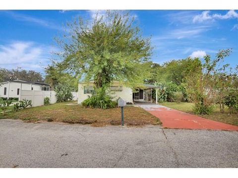 A home in WINTER HAVEN