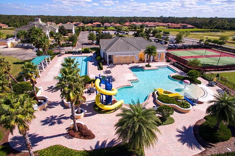 Live every day like a resort! Beautiful home in the exclusive gated community of Providence with 24-hour security and 2 private entrances.
Amenities: 18-hole golf course, resort-style pool and Olympic pool, state-of-the-art gym, restaurant and sports shop, tennis courts, kids’ playground and dog park.
Excellent location in Davenport, just minutes from Orlando and Disney.