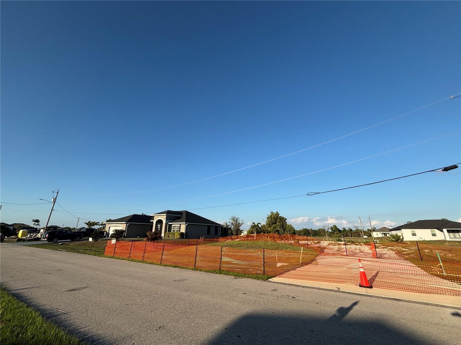 CAPE CORAL - Land