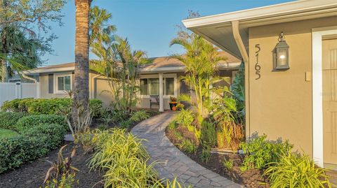 A home in SIESTA KEY