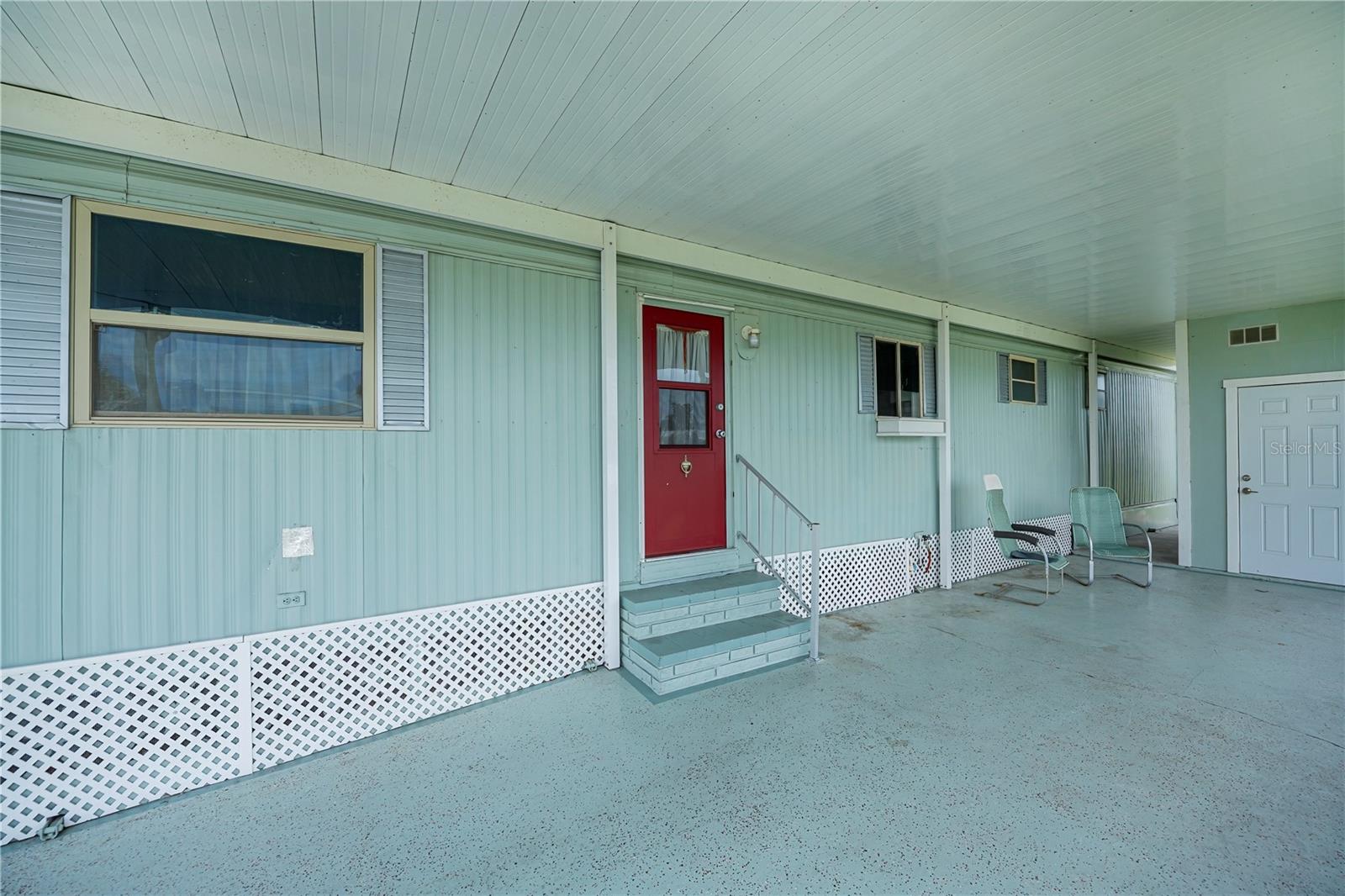 527 WALNUT CIRCLE