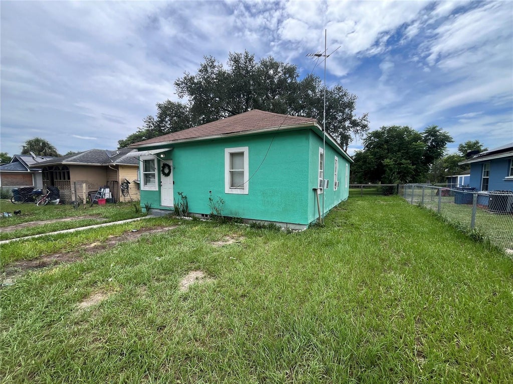 Photo of 33 W Johnson Avenue, Lake Wales, FL 33853 (MLS # P4939539)
