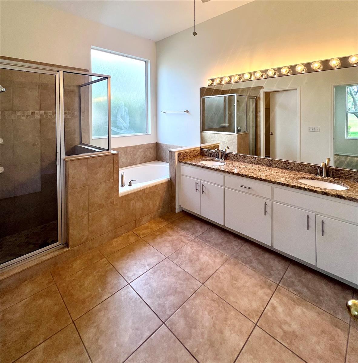 RIVER HILLS COUNTRY CLUB PH - Residential
