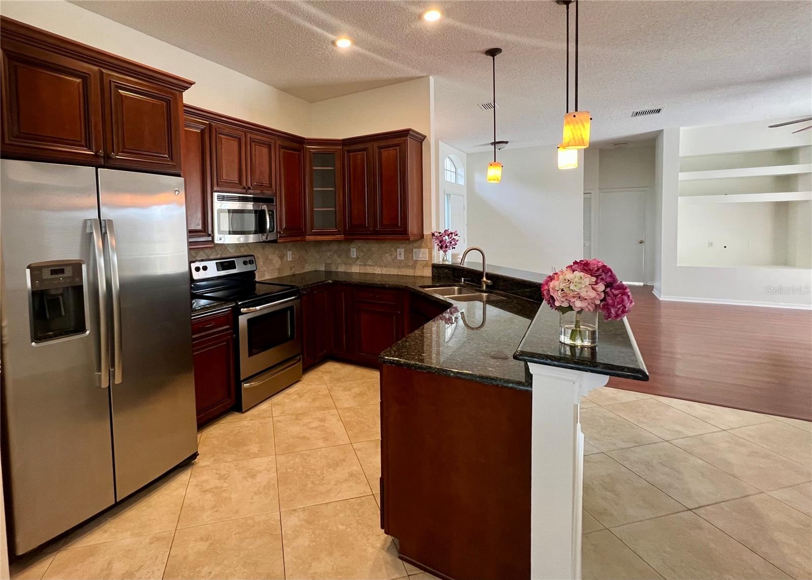 RIVER HILLS COUNTRY CLUB PH - Residential