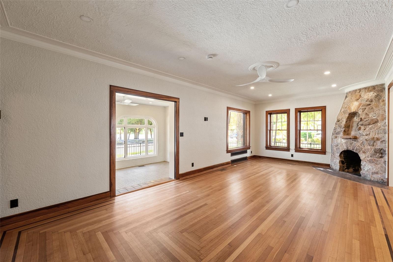 250 MIRROR LAKE DRIVE N