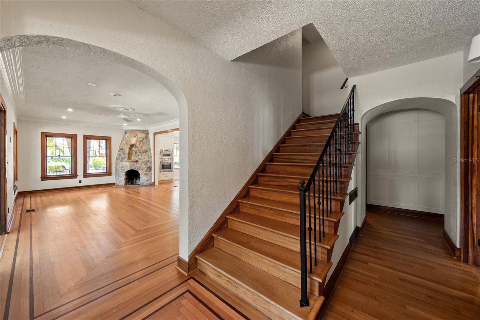 250 MIRROR LAKE DRIVE N