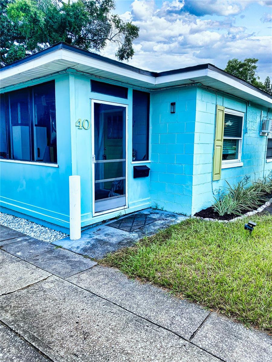Comfy rental right across from Advent Health!
Fully furnished, newly renovated, and move-in ready. Enjoy stainless steel appliances, quartz countertops, and all the essentials to make your stay easy. All utilities are included, no extra hassle. Available for monthly or weekly rentals, perfect for traveling nurses, professionals, or anyone needing a cozy place to land.