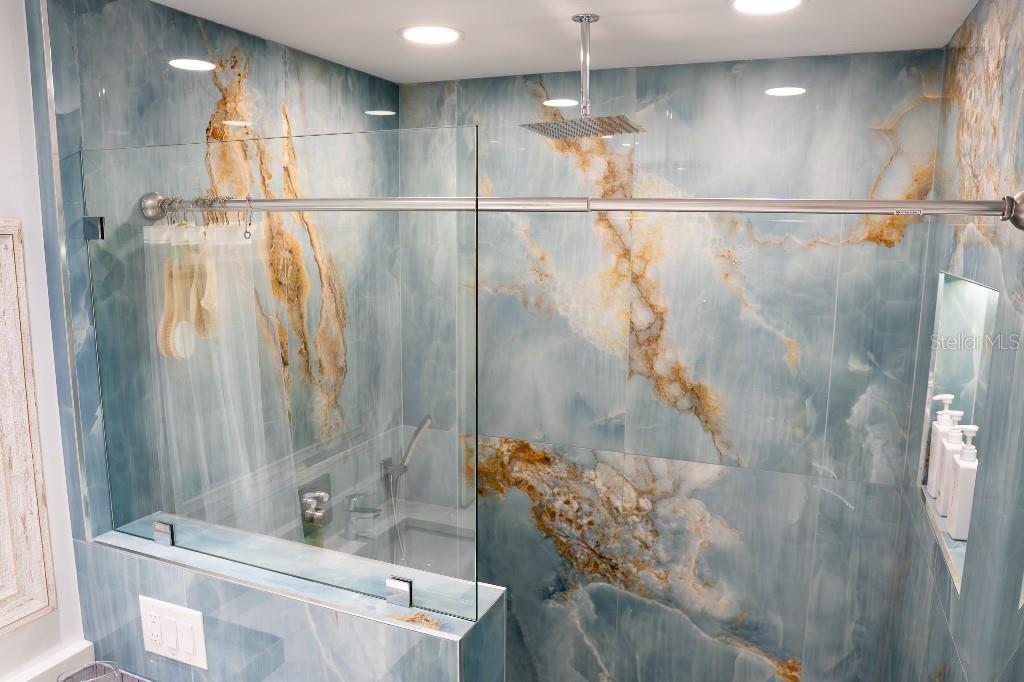 SALEM SQUARE - Residential