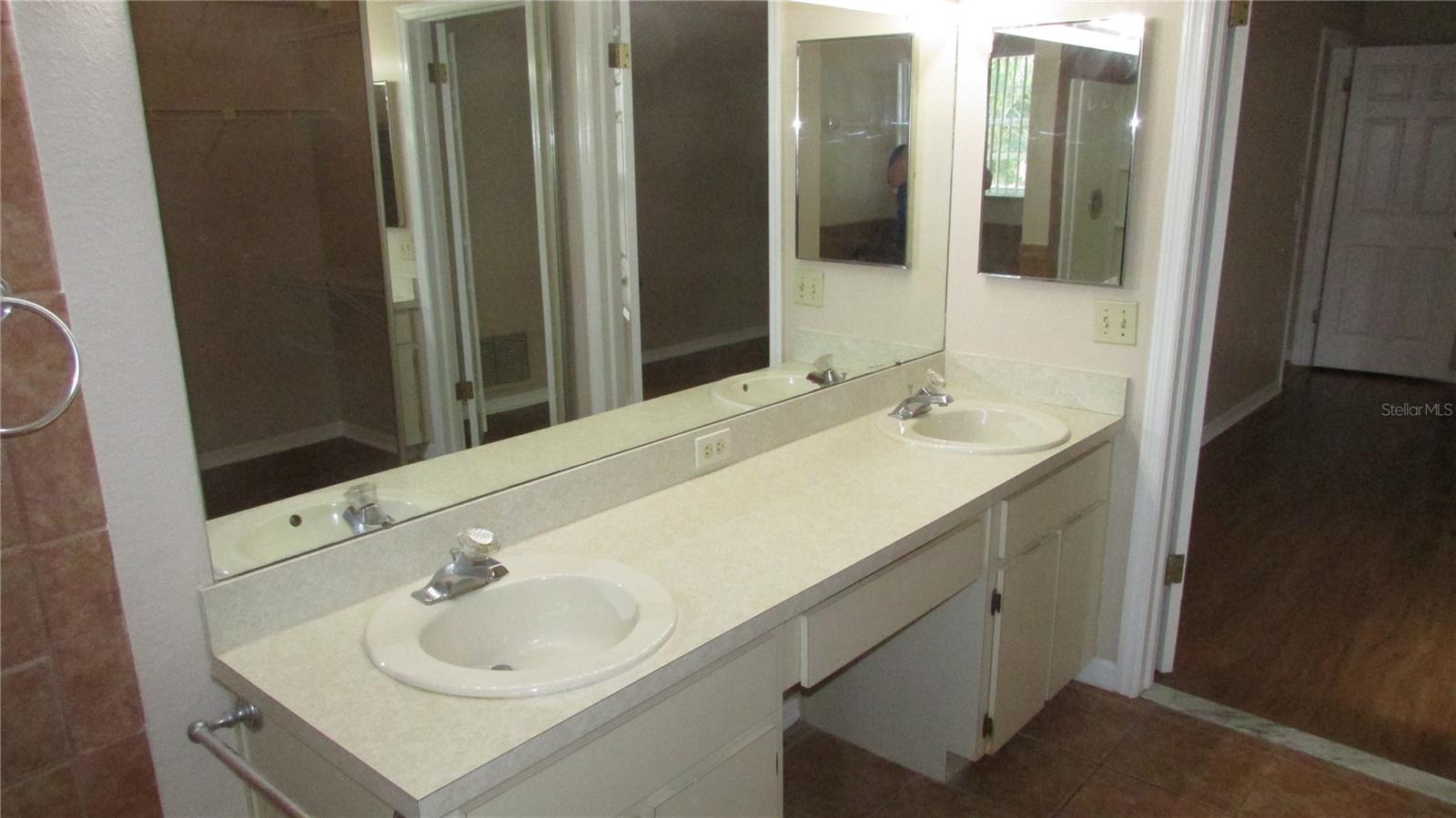 RAVENSWOOD VILLAGE - Residential