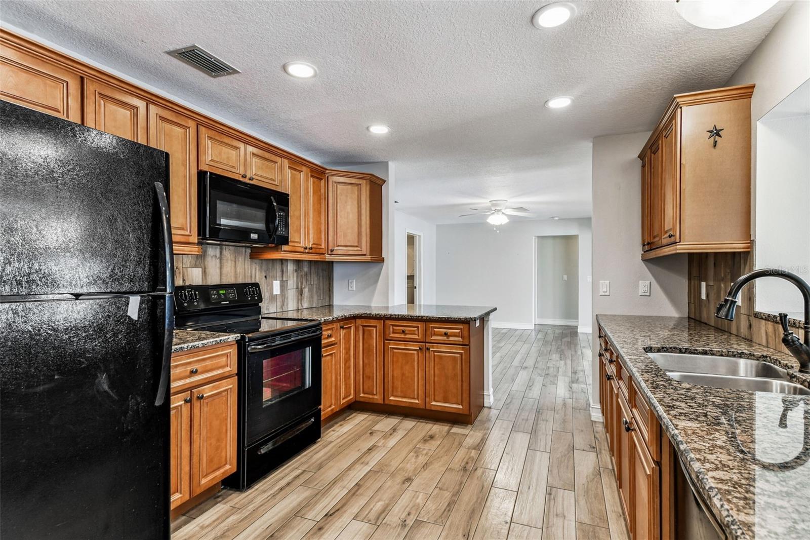 WOODLAND HILLS 1ST ADD - Residential Lease