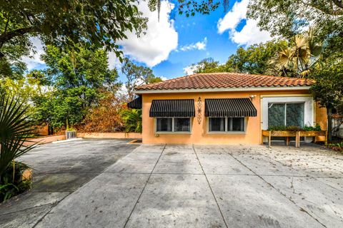 Tiny photo for 347 E 3rd Avenue, Mount Dora, FL 32757 (MLS # V4947879)