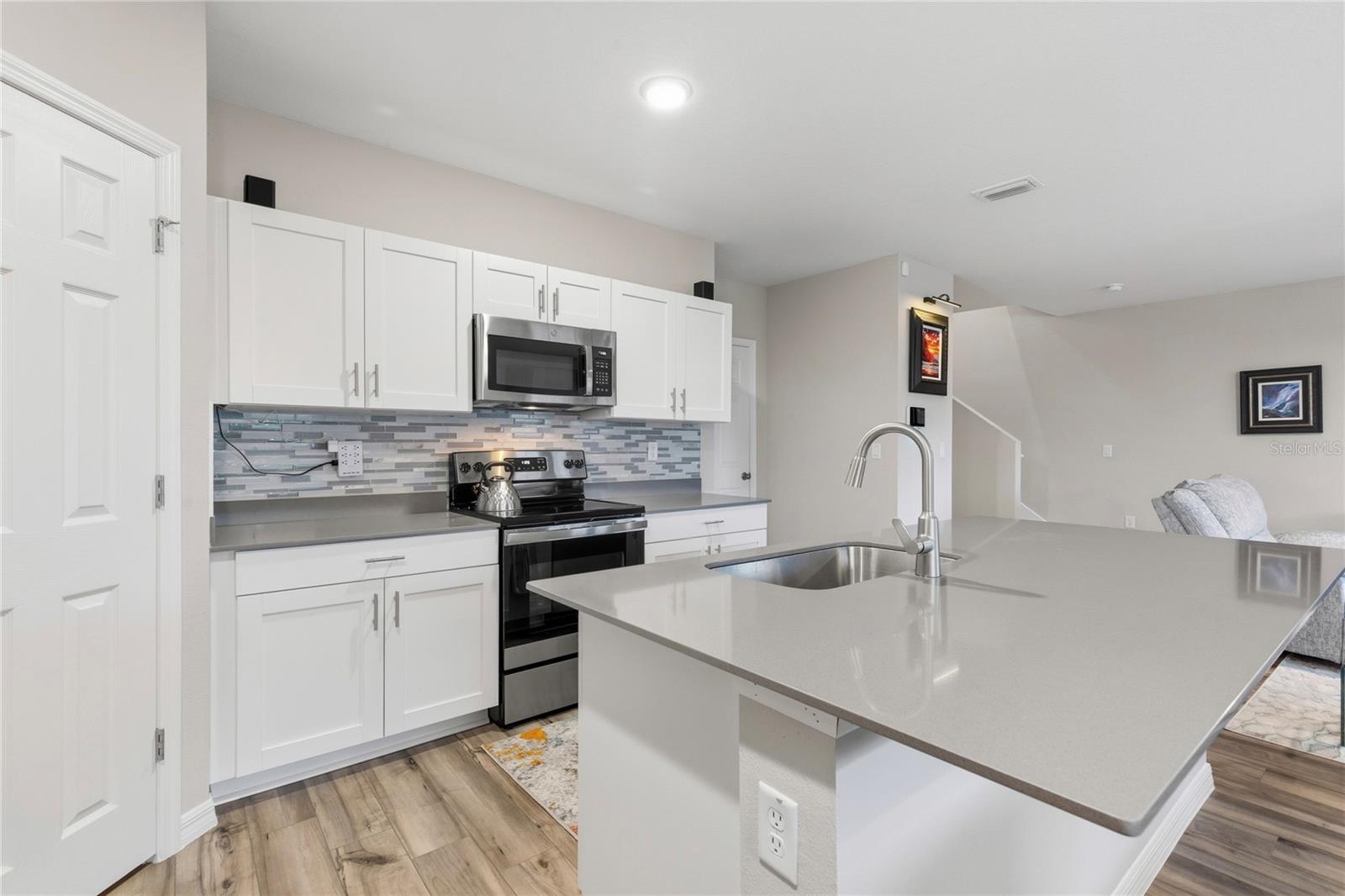 PASADENA POINT PHASE 1 PB 88 PG 29 BLOCK 12 LOT 7 - Residential