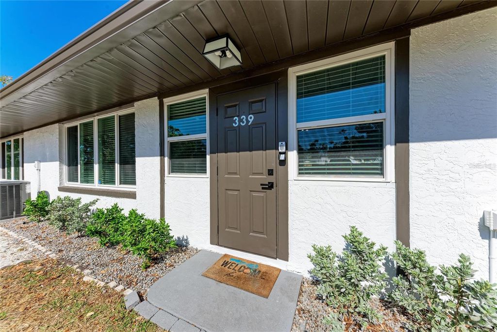 Photo of 339 Suwanee Avenue, Sarasota, FL 34243 (MLS # A4689113)