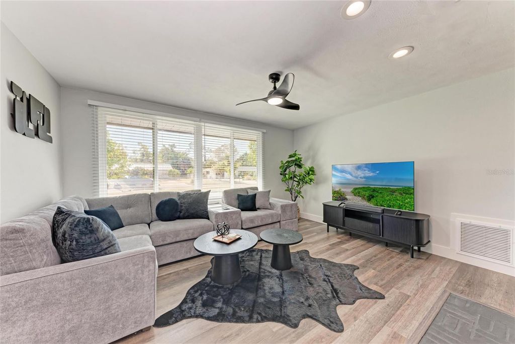 Photo of 339 Suwanee Avenue, Sarasota, FL 34243 (MLS # A4689113)