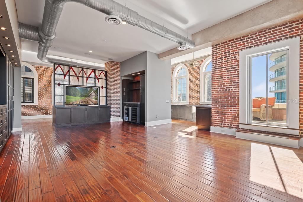 405 CENTRAL AVENUE 700