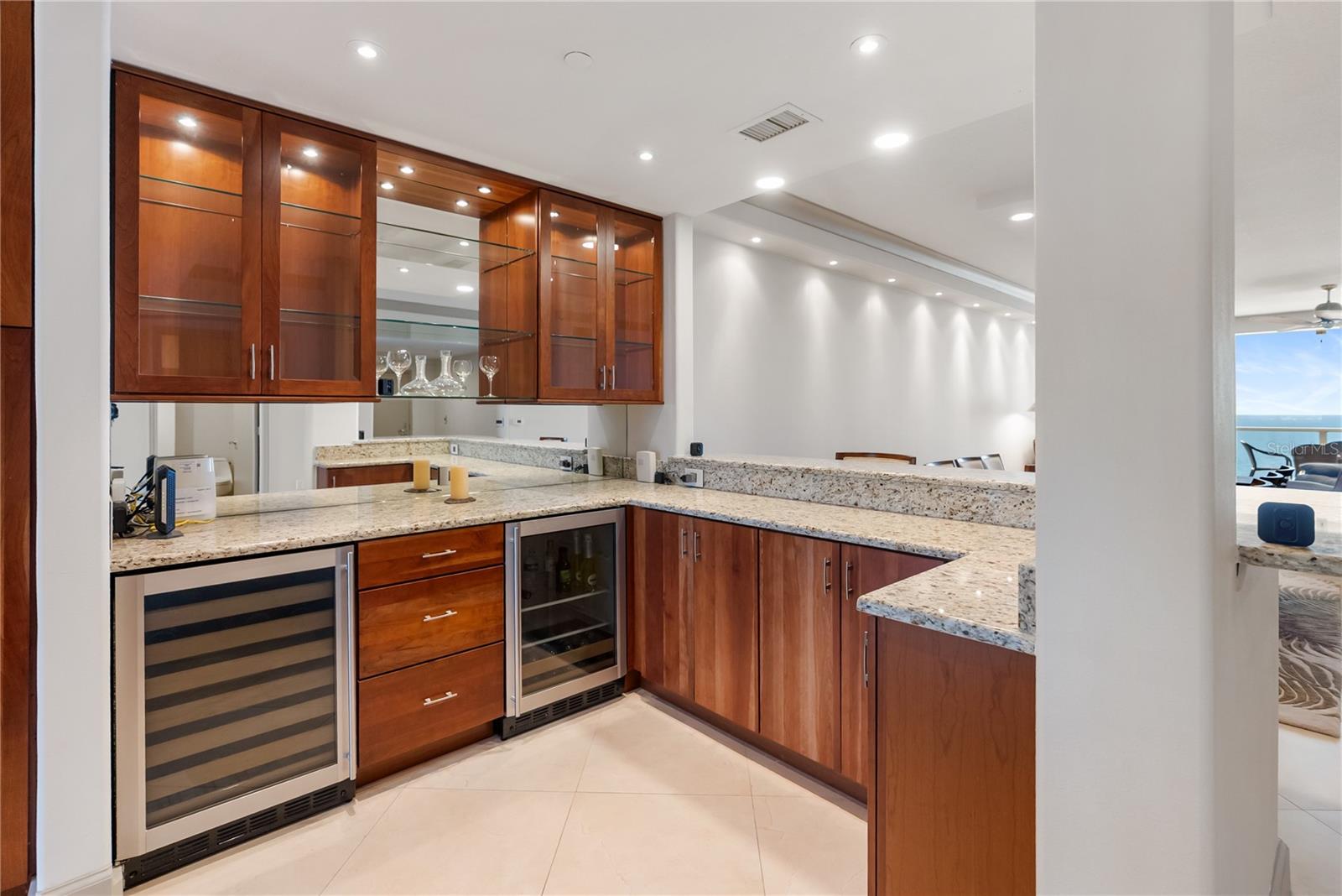 L ELEGANCE ON LIDO BEACH - Residential