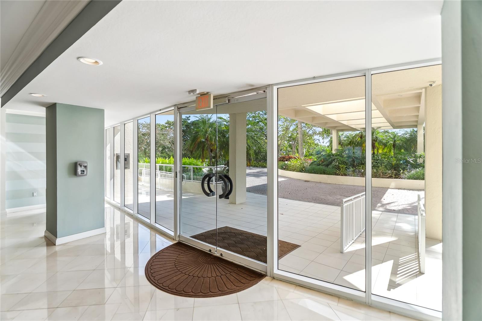 L ELEGANCE ON LIDO BEACH - Residential