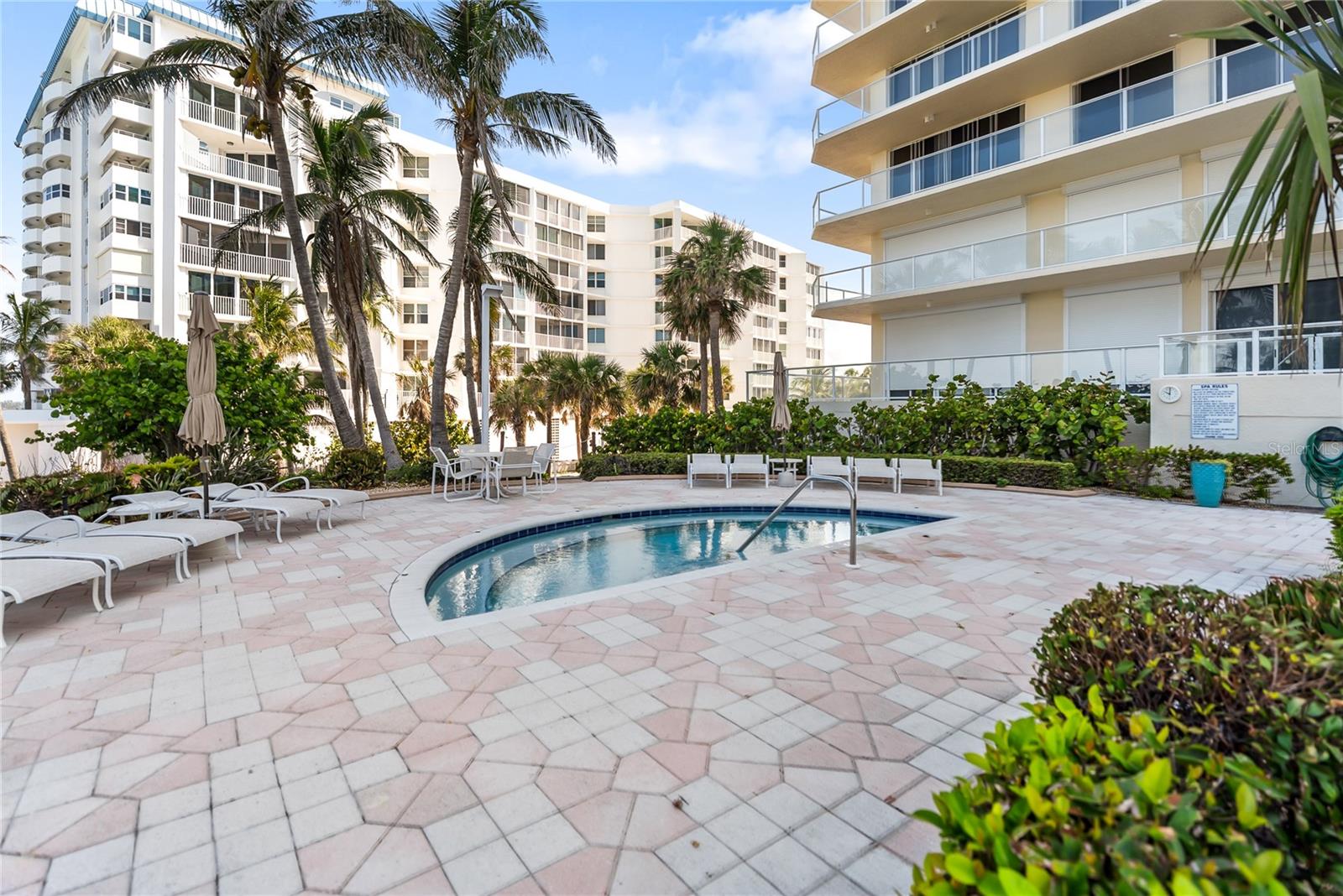 L ELEGANCE ON LIDO BEACH - Residential