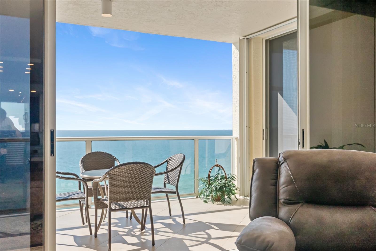 L ELEGANCE ON LIDO BEACH - Residential