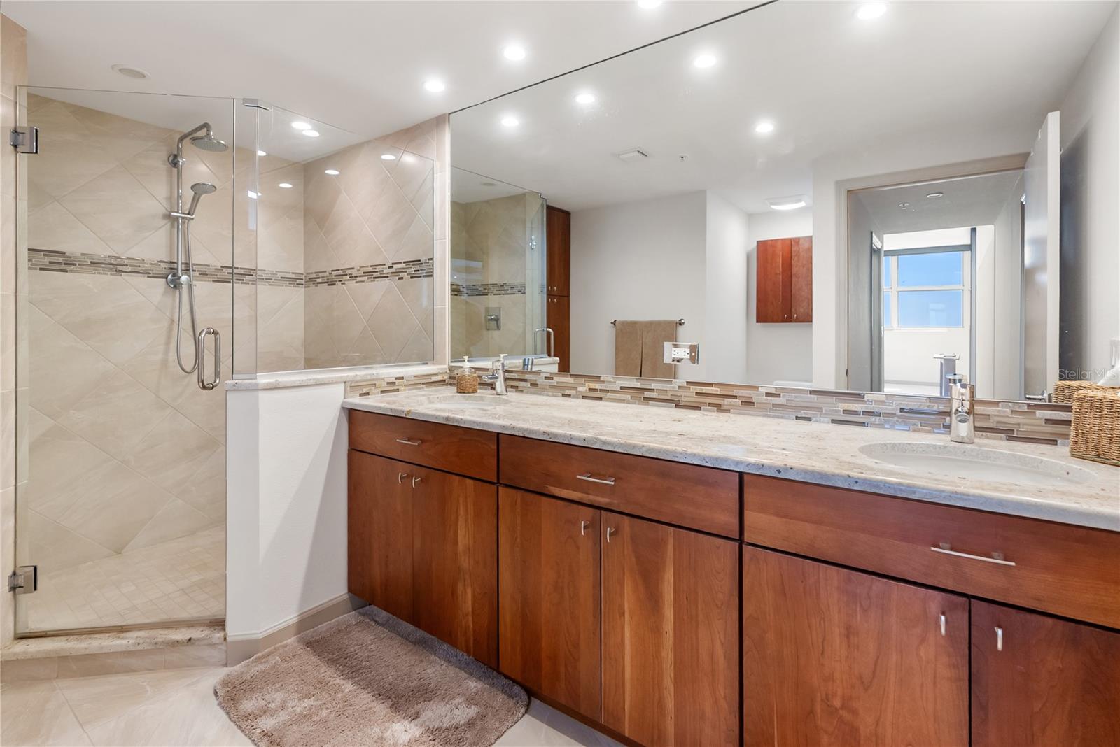 L ELEGANCE ON LIDO BEACH - Residential