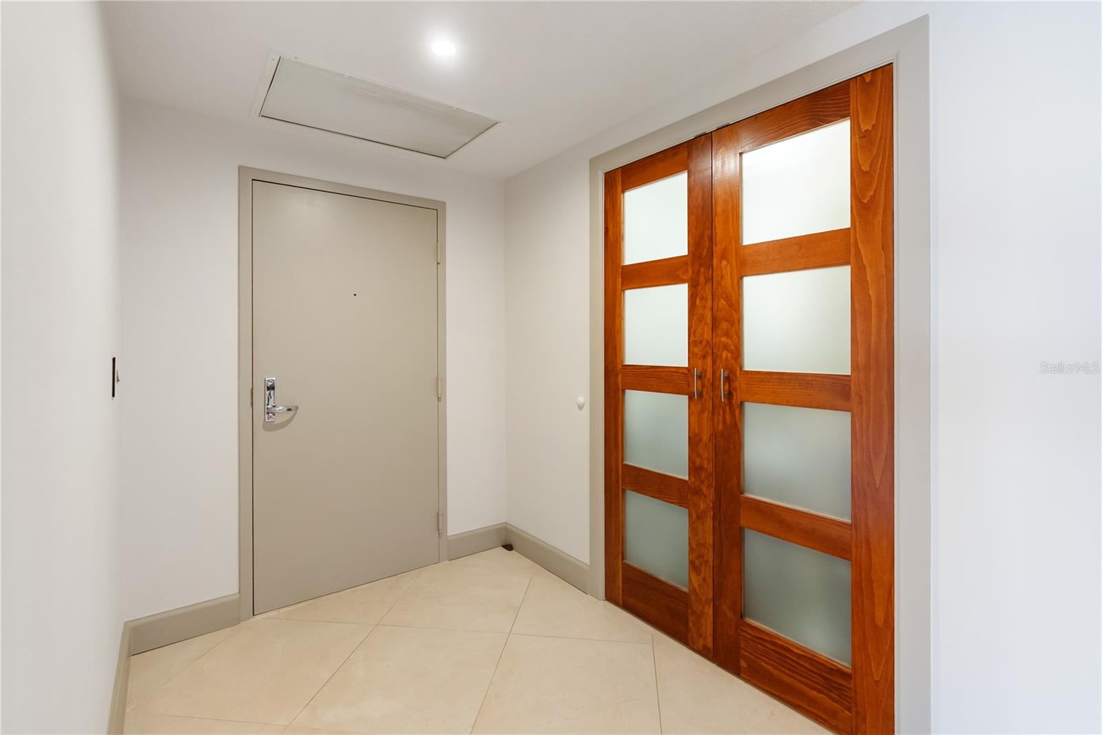 L ELEGANCE ON LIDO BEACH - Residential